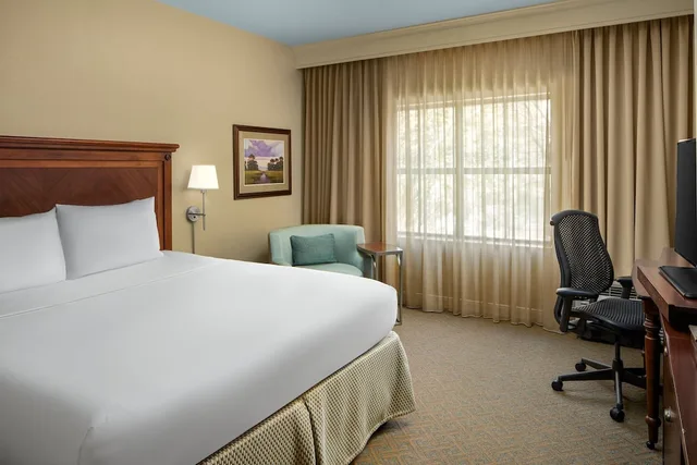 غرفة بسرير كينج لذوي الإعاقة، Courtyard by Marriott Charleston Mount Pleasant 1/6