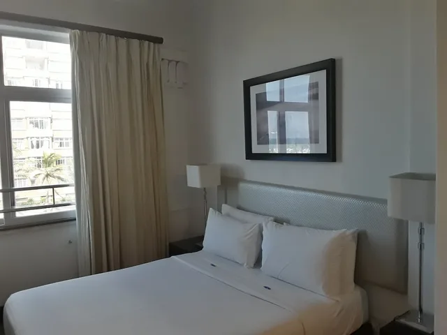 غرفة بسرير كوين بإطلالة جزئية على البحر، Parade Hotel 1/5