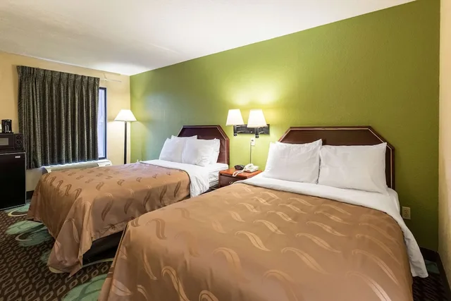 غرفة قياسية بسريرين كوين، Quality Inn Alexandria 4/6