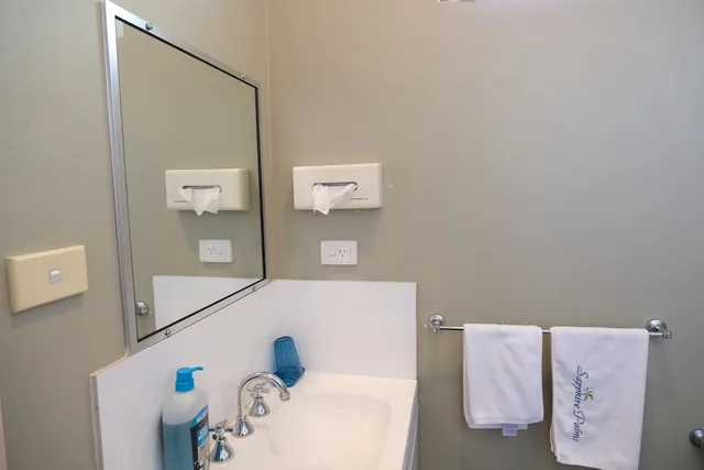 غرفة عائلية بسرير كوين وسريرين منفصلين في الطابق الأرضي، Sapphire Palms Motel 8/8