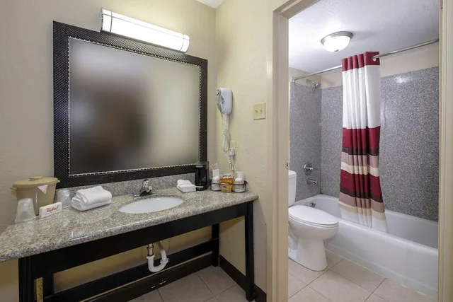 غرفة سوبيريور بسرير كينج بإطلالة على المسبح للمدخنين، Red Roof Inn Hot Springs 9/10