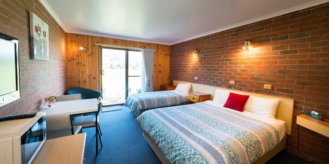 غرفة بسرير كوين وسرير فردي بإطلالة على الجبل، Kookaburra Motor Lodge 1/5