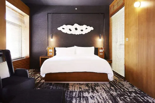 غرفة بريستيج فاخرة بسرير كينج، Le Germain Toronto Hotel 4/5