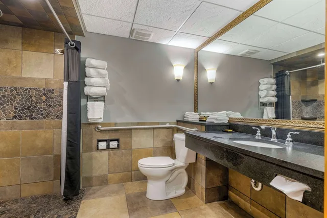 جناح بسرير كينج بجاكوزي، Best Western Plus Longbranch Hotel and Convention Center 4/7