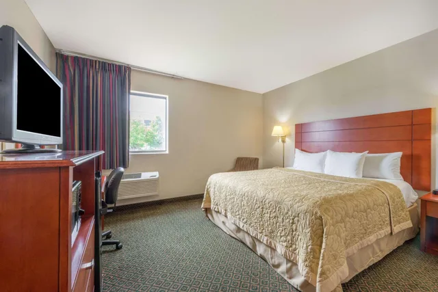 غرفة بسرير كينج لذوي الإعاقة، Super 8 By Wyndham St Charles 6/10