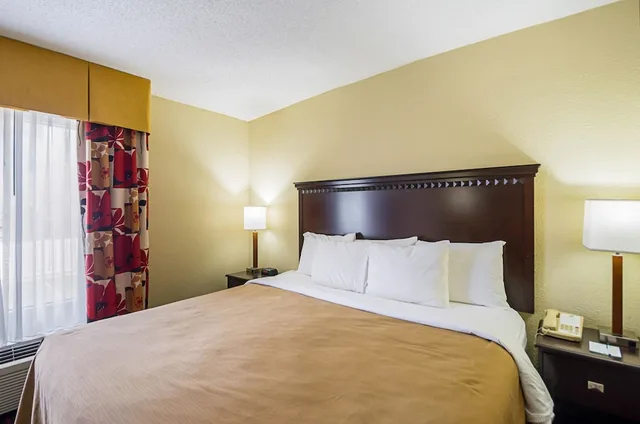 جناح بسرير كينج مع أريكة، Quality Inn & Suites Hagerstown 3/6
