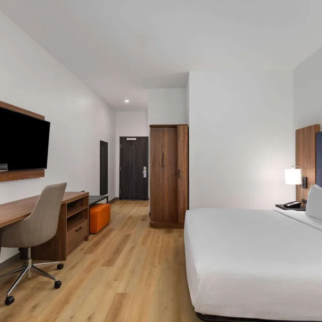 غرفة بسرير كينج بحوض استحمام لذوي الإعاقة، La Quinta Inn and Suites by Wyndham Chelsea 4/6