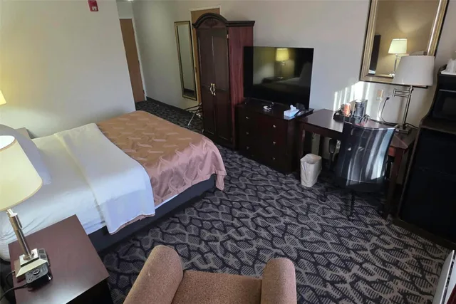 غرفة بسرير كينج لذوي الإعاقة، Quality Inn & Suites Eldridge Davenport North 3/5