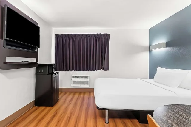 Standard, Queen Bed, Econo Lodge Idaho Falls, ID 1/9