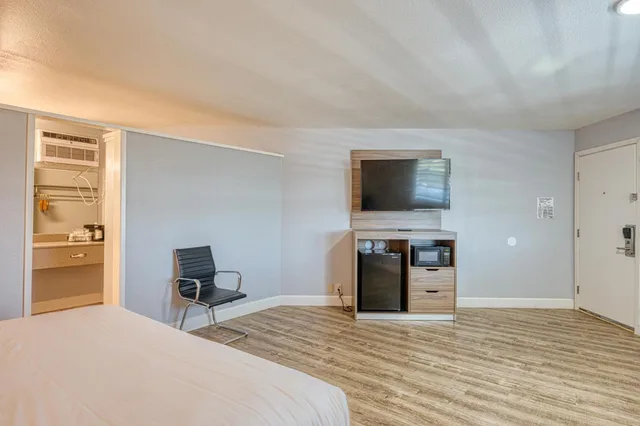 غرفة ديلوكس بسرير كينج، Vagabond Inn San Luis Obispo 3/5