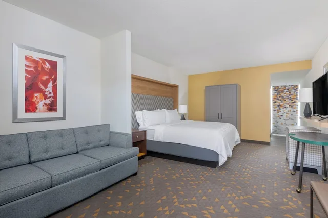 جناح استوديو بسرير كينج بإطلالة على المسبح مع أريكة، Holiday Inn Suites Pittsfield Berkshires 3/4
