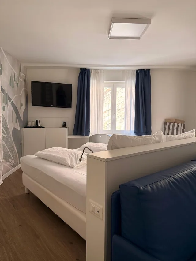 غرفة ديلوكس بسرير مزدوج بإطلالة على البحيرة بشرفة، Seele Garda Hotel 3/6