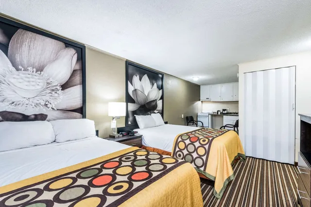غرفة بسريرين مزدوجين، Super 8 by Wyndham Monroe 4/9