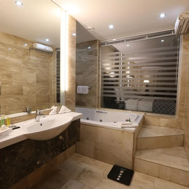 جناح بجاكوزي، Olive Tree Hotel 10/10