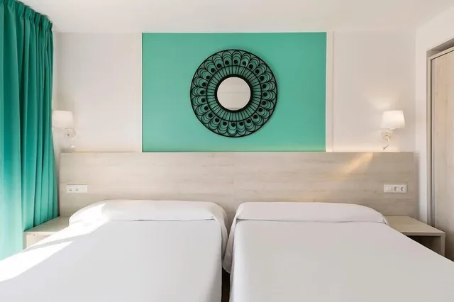 غرفة قياسية بسرير مزدوج وسرير فردي بإطلالة على المسبح، Best Lloret Splash 7/10