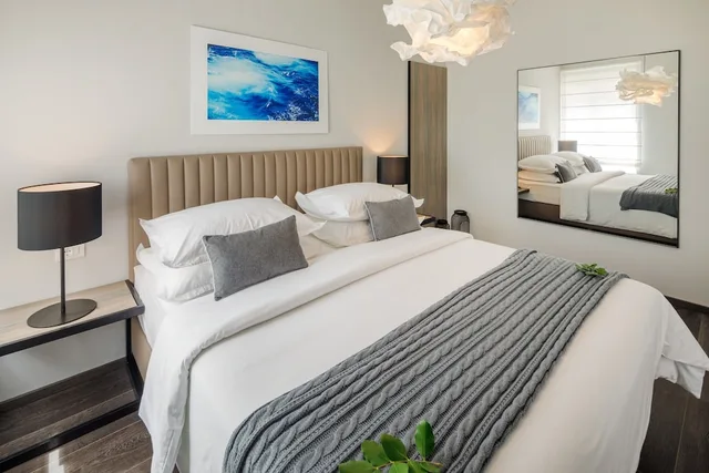جناح بسرير كينج وسريرين منفصلين بشرفة بغرفة نوم واحدة، Gava Waterman Milna Resort 1/3