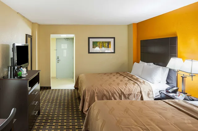 غرفة بريميوم بسريرين كوين، Quality Inn & Suites Cincinnati Downtown Area 1/9