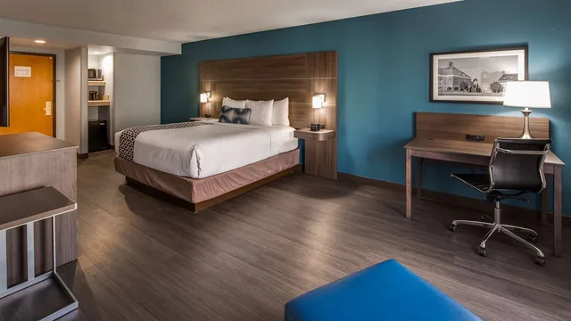 Room, King Bed, Sofa, Best Western Plus Champaign/Urbana Inn 3/4