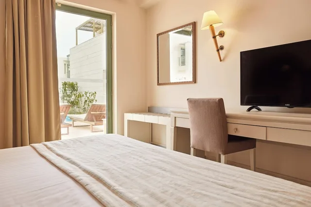 Suite, Queen Bed, Direct Pool Access، GRAND BAY BEACH RESORT KOLYMBARI 1/3