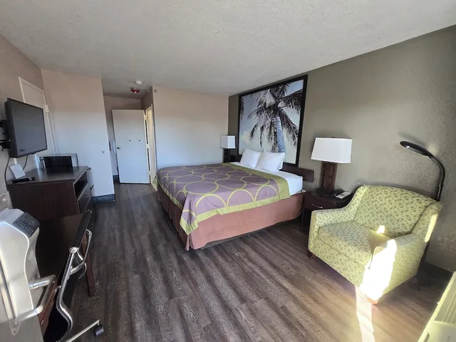 غرفة قياسية بسرير كينج لذوي الإعاقة، Super 8 Fort Myers Hotel 1/2