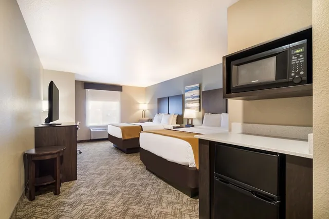 جناح عائلي بسرير كينج وسريرين كوين، Best Western Golden Spike Inn & Suites 5/7