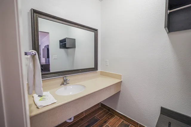 Deluxe, Queen Bed, Motel6 Tustin, CA – Orange County 7/9