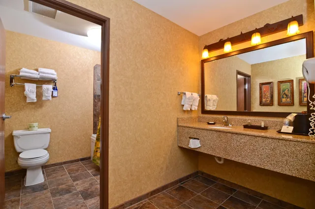 غرفة، Best Western Plus Kelly Inn and Suites 6/10