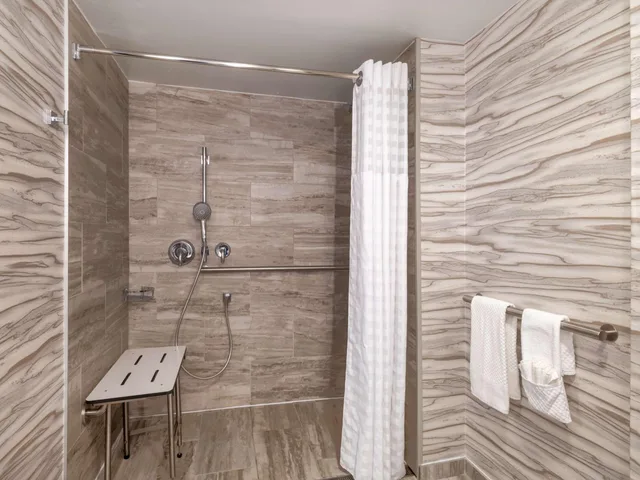 جناح بسرير كينج بغرفة نوم واحدة مع أريكة لذوي الإعاقة، Embassy Suites By Hilton Baltimore Hunt Valley 5/5