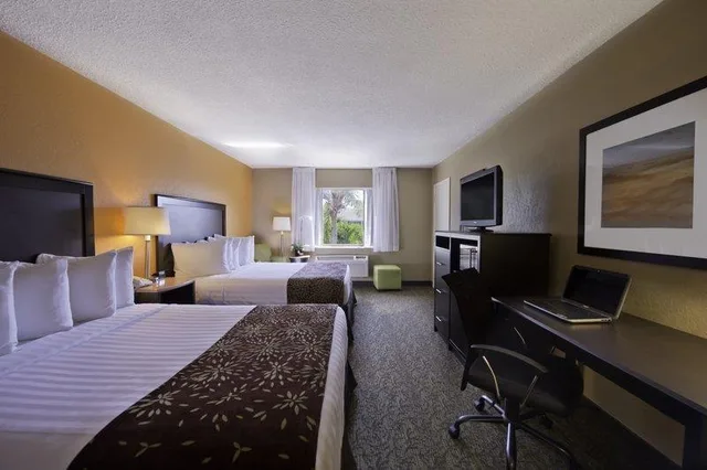 Downstairs, 2 Queen Beds, Courtyard View، Best Western Palm Beach Lakes 8/10