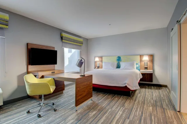 جناح استوديو بسرير كينج مع أريكة لذوي الإعاقة، Hampton Inn Suites Portland Me 1/5