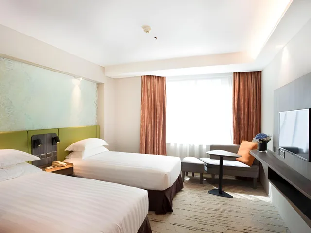 Earth, Premier، Wharney Hotel 1/2