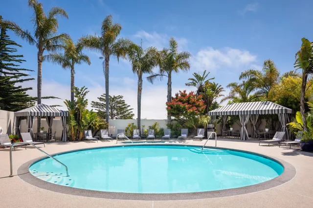 غرفة قياسية بسرير كينج، Portola Hotel Spa At Monterey Bay 1/1