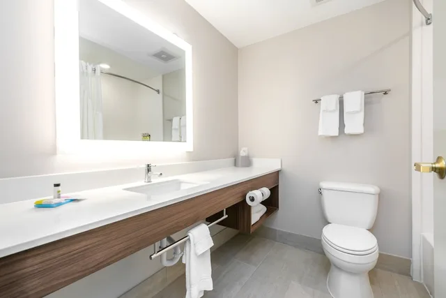 غرفة قياسية بسريرين كوين لذوي الإعاقة، Holiday Inn Express Suites Lagrange 2/3