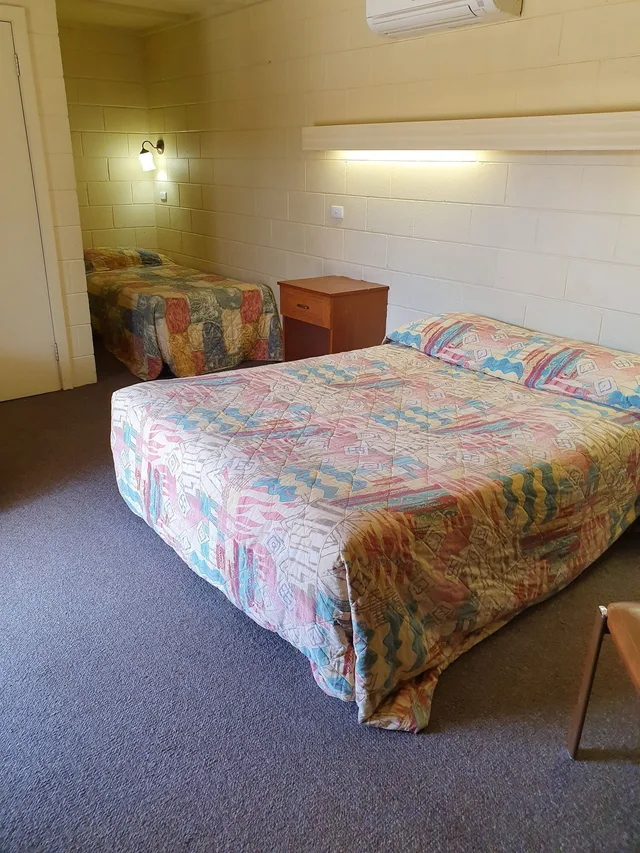 غرفة أساسية بسرير كوين وسرير فردي، Opal Inn Hotel Motel 1/3