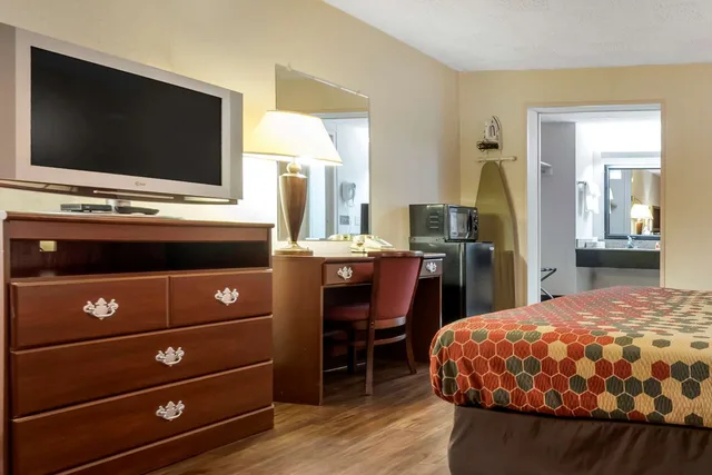 غرفة بسرير كينج لذوي الإعاقة، Econo Lodge Cortland Downtown NY 2/3