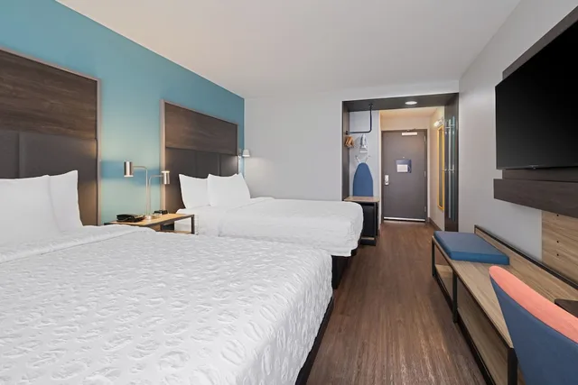 غرفة بسريرين كوين بحوض استحمام، Tru by Hilton Miramar 1/3