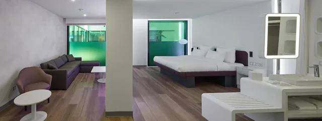جناح جونيور بسرير كينج مع أريكة، YOTELAIR Istanbul Airport AIRSIDE 2/4