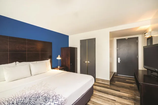 Room, King Bed, Bathtub, Accessible, La Quinta Inn & Suites by Wyndham Brooklyn Downtown 2/10