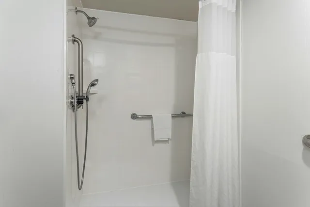 غرفة بسرير كينج لذوي الإعاقة، Hampton Inn Eau Claire 4/4