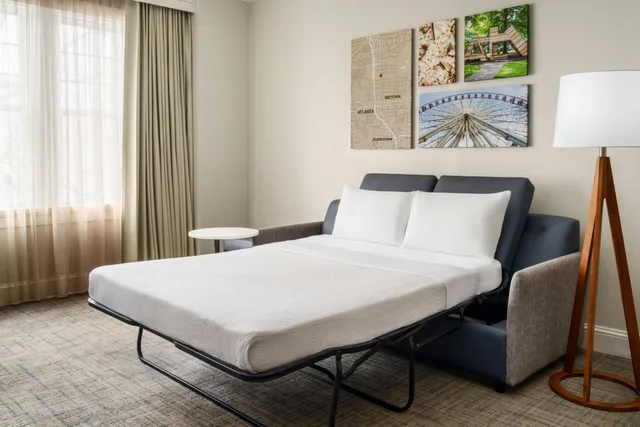 جناح بسرير كوين بغرفة نوم واحدة مع أريكة، Residence Inn By Marriott Atlanta Midtown Georgia Tech 3/10