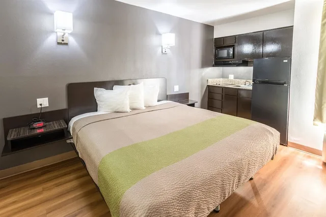 جناح ديلوكس بسرير كينج بمطبخ صغير، Studio6 Arlington, TX 4/7