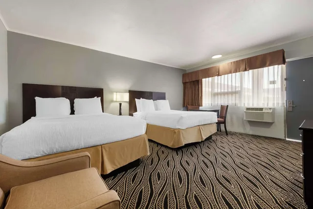 غرفة قياسية بسريرين كوين، Best Western Red Carpet Inn 1/6