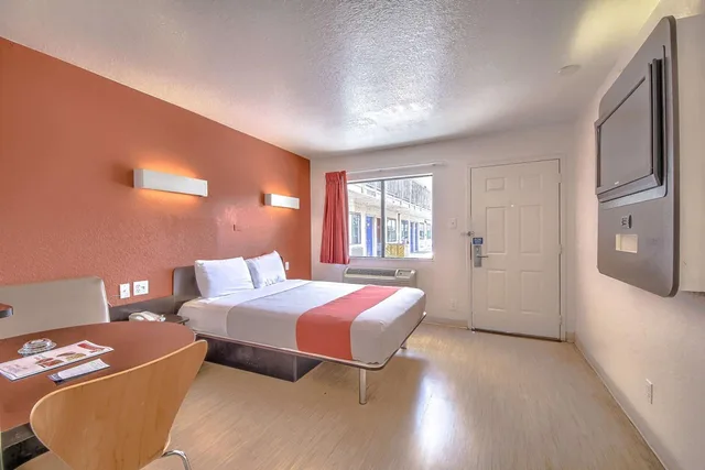 غرفة بسرير كوين، Motel6 San Antonio, TX - Six Flags Fiesta TX/La Cantera Area 9/10