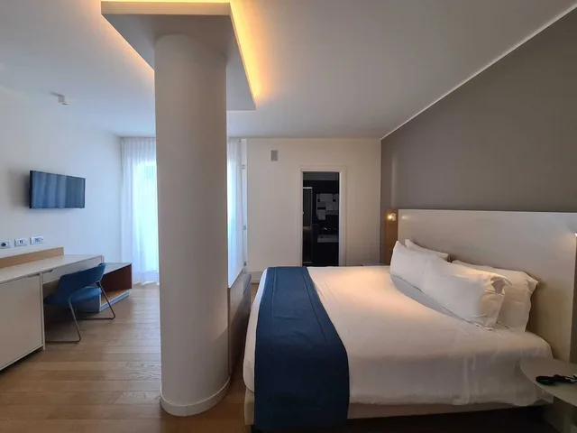 شقة بسرير كينج وسرير كوين وسرير فردي بإطلالة على المدينة بشرفة بغرفتي نوم، Hesperia Hotel & Residence 2/4