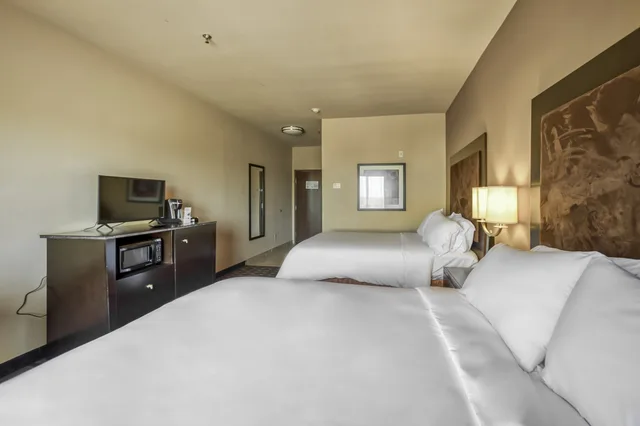 جناح بسريرين كوين مع أريكة بمنطقة جلوس لذوي الإعاقة، Holiday Inn Express Suites Beeville 2/10