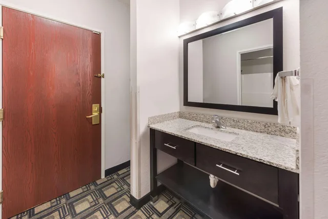 Efficiency, King Bed, Smoking، Suburban Studios Mason Hwy 42 4/5