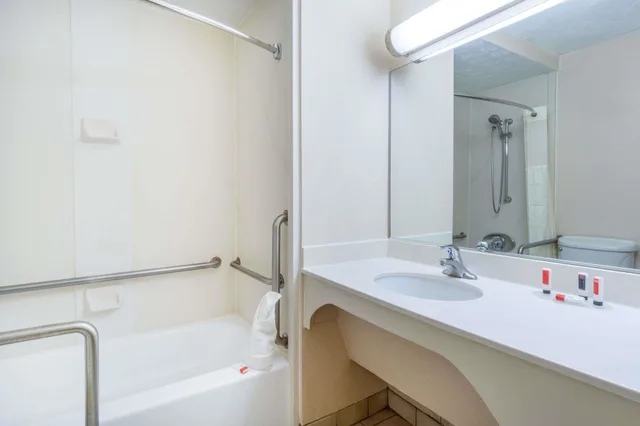 Standard, King Bed, Days Inn by Wyndham Columbus Airport 4/5