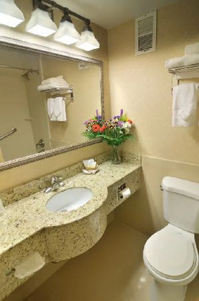 غرفة بسريرين مزدوجين مع أريكة، Airway Inn at LaGuardia 6/7