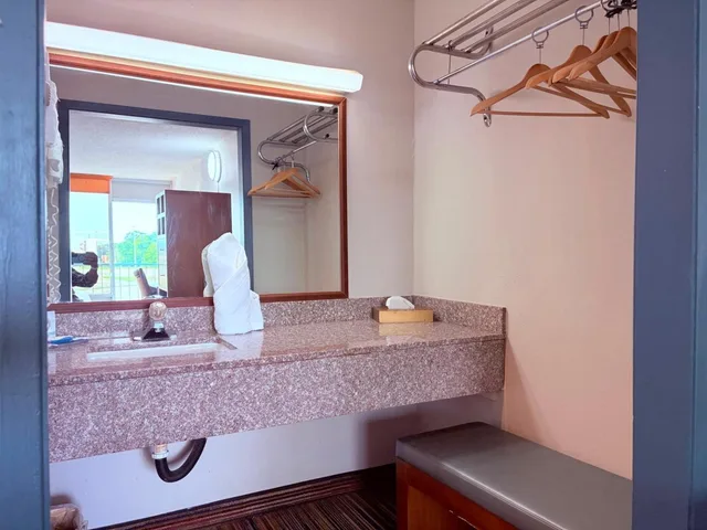 غرفة بسرير كوين لغير المدخنين، Discovery Inn Lafayette Airport I-10 1/1