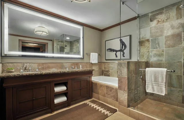جناح تنفيذي بسريرين منفصلين وسرير كينج بغرفتي نوم، Four Seasons Resort Whistler 1/4
